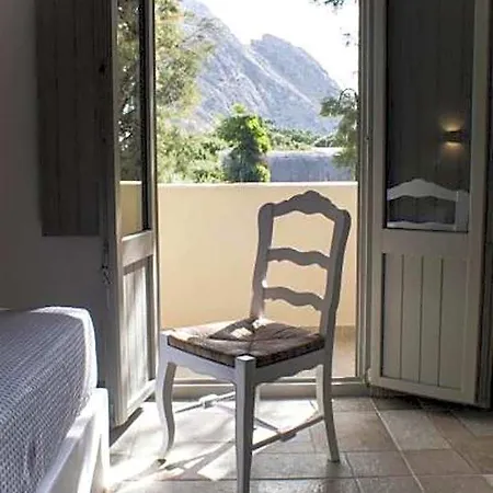 Helios 3* Perissa (Santorini)