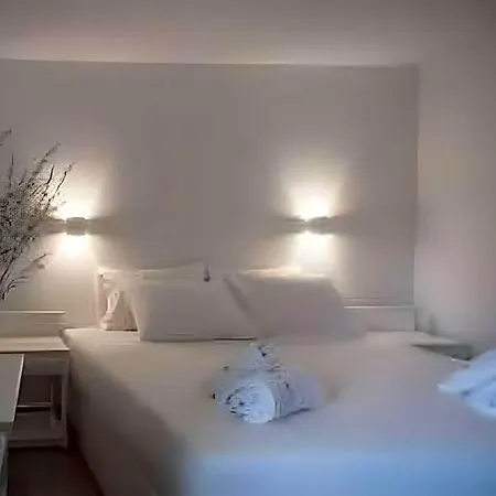 Helios 3* Perissa (Santorini)